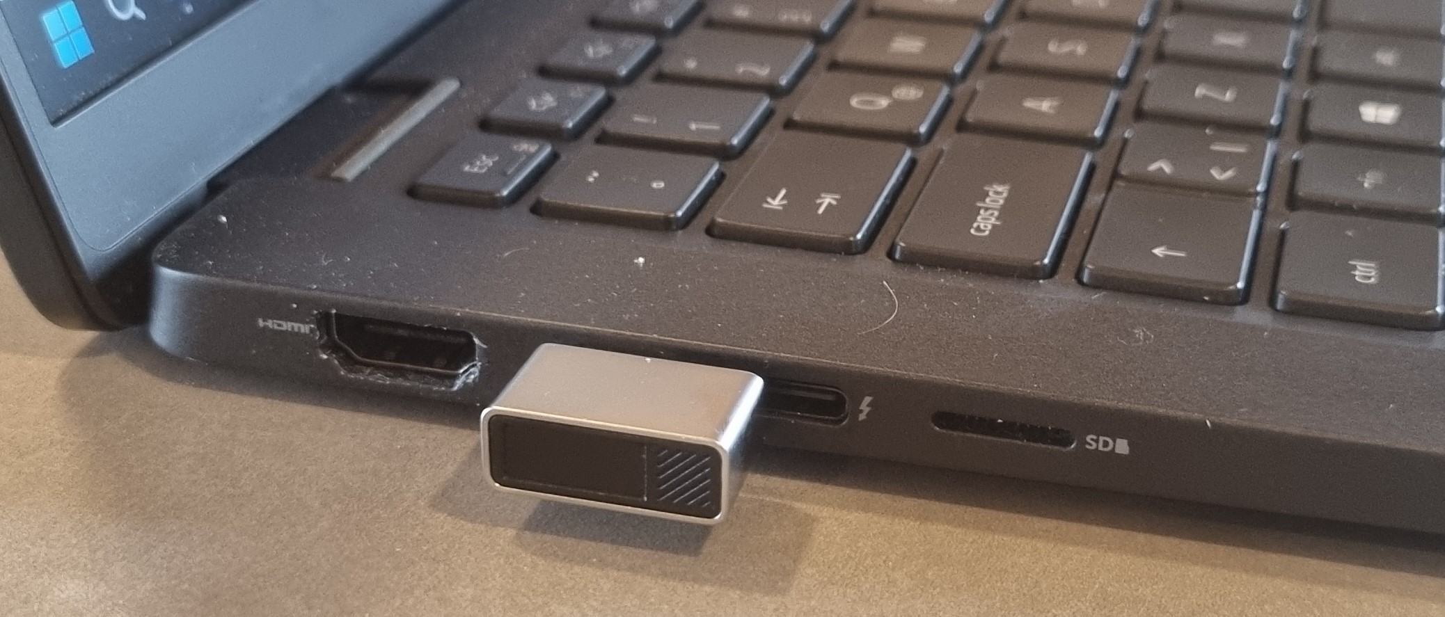 Fingrafaralesari USB C stíll, skanni á endanum. sýnt tengt við tölvu